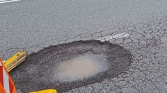 Medzinárodná cesta na východe straší vodičov. Obrovské výtlky po zime nateraz iba zaplátajú