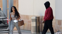 Kim Kardashian pred nemocnicou. Takto zničene ešte nevyzerala