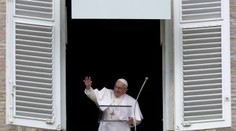 Pápež pokrstil 27 detí, rodičom poradil, aby sa pred nimi nehádali