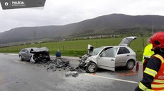 Fabia začala po čelnej zrážke s mercedesom horieť. Pri vážnej nehode pri Hrhove prišla o život spolujazdkyňa (†53)