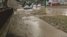 V Bratislave praskajú vodovodné potrubia. Takto zaplavila voda ulicu v Petržalke