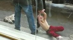 Otec vyzliekol dcéru na ulici a vláčil ju po zemi. Polícia nič neurobila