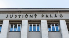 Väzeň v Justičnom paláci sa podpálil. S vážnymi zraneniami ho previezli do nemocnice