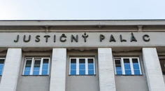 Väzeň v Justičnom paláci sa podpálil. S vážnymi zraneniami ho previezli do nemocnice
