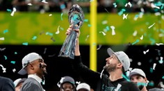 Donald Trump v hľadisku, vybučaná popová hviezda aj tancujúca tenisová legenda. Super Bowl bola jedna šou