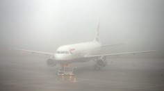 Veľká Británia sa ponorila do hmly. Letiská rušia lety