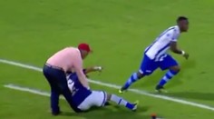 VIDEO: Kuriózna situácia v Brazílii. Hráč zranil počas zápasu vlastného trénera