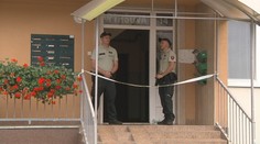 Dlhšie žili s mŕtvolou svojho otca zabalenou v igelite. Polícia mužov z Humenného prepustila na slobodu