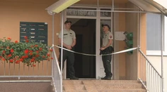 Dlhšie žili s mŕtvolou svojho otca zabalenou v igelite. Polícia mužov z Humenného prepustila na slobodu