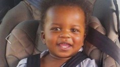 Matka šla nakúpiť, deti zatiaľ upiekli sestričku v rúre