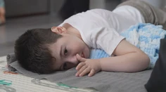 Riško trpí spinálnou svalovou atrofiou. Nádej na plnohodnotnejší život mu dal špeciálny liek, ktorý však stál milióny