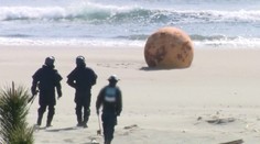 VIDEO: Oceán v Japonsku vyplavil záhadnú železnú guľu. Špekuluje sa aj o špionáži