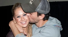 Hanbí sa Enrique Iglesias za Kurnikovovú? Po 13 rokoch ju ešte nepredstavil otcovi