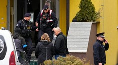 Neuveriteľná brutalita. Takto mal mladík (19) zavraždiť učiteľa na českom učilišti. S kuklou na hlave ho previezli do cely