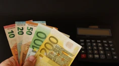 Podvodníci v akcii: Obchádzajú ľudí a ponúkajú im štátne dlhopisy. Minister varuje, že ich zoženiete len v niektorých bankách