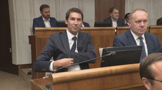 Do poslaneckých lavíc nastúpili dvaja náhradníci. ​Jeden z nich mieša karty