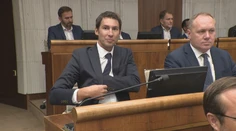 Do poslaneckých lavíc nastúpili dvaja náhradníci. ​Jeden z nich mieša karty