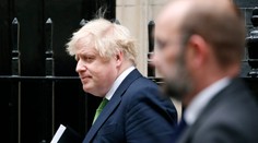 Za kritiku odvolanie. Boris Johnson tak zmenil rétoriku a zakročil aj proti blízkemu spojencovi