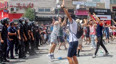 Potýčky v Tunisku. Predsedu parlamentu armáda nevpustila do budovy