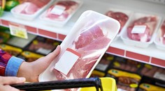 Veterinári našli v supermarkete mäso s hnilobným zápachom. Z predaja stiahli stovky kilogramov