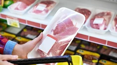 Veterinári našli v supermarkete mäso s hnilobným zápachom. Z predaja stiahli stovky kilogramov