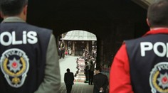 Útok pred mešitou v Turecku. Maskovaný muž bodol nožom najmenej päť ľudí