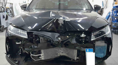 Fotky auta Andreja Danka z kolízie so semaforom. Aké škody vedia zo záberu vyčítať odborníci?