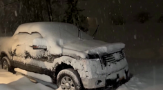 VIDEO: Silná zima paralyzuje USA. Severovýchod zasypalo vyše pol metra snehu