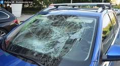 Auto v Bratislave zrazilo 14-ročného chlapca na priechode pre chodcov, má vážne zranenia