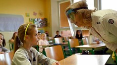 Učitelia uvidia pandemické odmeny vo výplate za december. V roku 2021 im majú aj zvýšiť plat