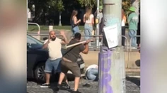 VIDEO: Brutálna bitka uprostred premávky v Prahe. Pomer síl sa náhle zmenil, keď muž vytiahol násadu od krompáča