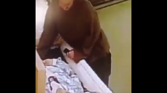 Bez chrbtovej kosti. Kamera zachytila, ako okradla mŕtvu babičku