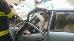 FOTO: Pri čelnej zrážke autobusu a auta pri Veľkom Krtíši sa zranili dve ženy a muž