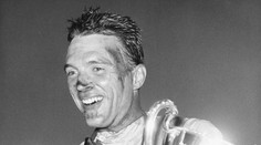 Zomrel legendárny pretekár Gurney. Jeho oslavné gesto pozná každý