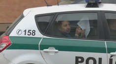 Gang, ktorý údajne zneužíval telesne postihnutých ľudí na žobranie, sa postavil pred sudcu