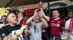 Fanúšikovia Liverpoolu vystrájali v lietadle. Vystrašený personál si s nimi nevedel rady