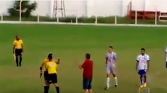 Takýto šok ste na futbale ešte nezažili! Rozhodca tasil zbraň