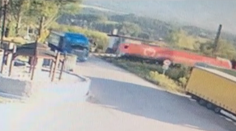 VIDEO: Sekundy od tragédie. Kamión sa zasekol medzi závorami, oproti sa vyrútil rýchlik