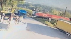 VIDEO: Sekundy od tragédie. Kamión sa zasekol medzi závorami, oproti sa vyrútil rýchlik