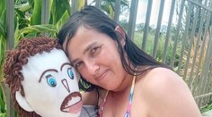 Žena sa vydala za handrovú bábiku. Teraz oznámila, že čaká štvrté „dieťa“