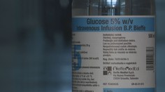 Onkologickí pacienti dostali ďalšiu ranu. Poisťovňa už neprepláca roztok, ktorý lekári považujú za základ liečby