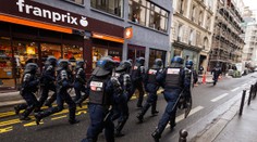 Muž na policajnej stanici v Paríži postrelil dvoch policajtov