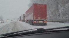 Severovýchod Slovenska zaskočilo husté sneženie. Kamióny sa nemohli ani pohnúť