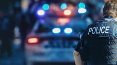 Pre selfie prišiel o prácu. V Británii prepustili policaja, ktorí sa fotil na mieste vraždy