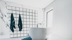 Vydarenú rekonštrukciu kúpeľne definuje kvalitná podlaha