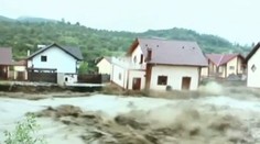 Drastické video. Voda strhla dom z miesta, odkiaľ len tak tak ušli ľudia