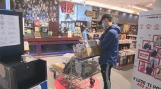 Obchody sú od dnes už pre každého. Zmenu opatrení by prijali aj reštaurácie