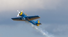 VIDEO: Pilotovi nevyšiel akrobatický manéver, lietadlo sa zrútilo do rieky a rozpadlo na kusy