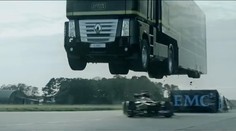 Unikátny kúsok! Kaskadér preskočil kamiónom formulu