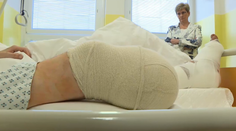 Vozeň mu amputoval jednu nohu a teraz bojuje o druhú, silu mu dáva rodina